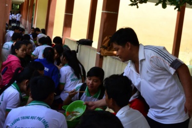 Thầy giáo làm...'anh nuôi'